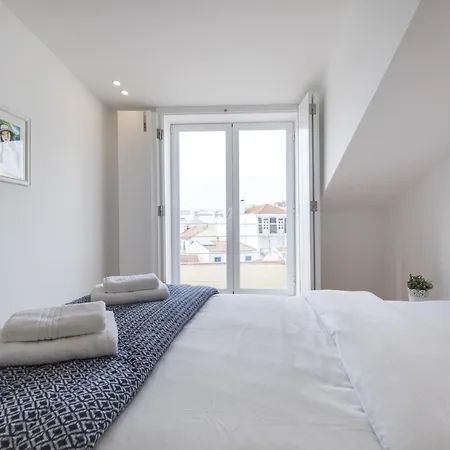 Bright Duplex With Private Terrace In Alcantara Lisboa