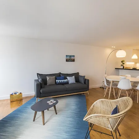 Bright Duplex With Private Terrace In Alcantara Lisboa