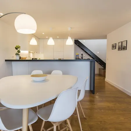 Daire Bright Duplex With Private Terrace In Alcantara Lisboa