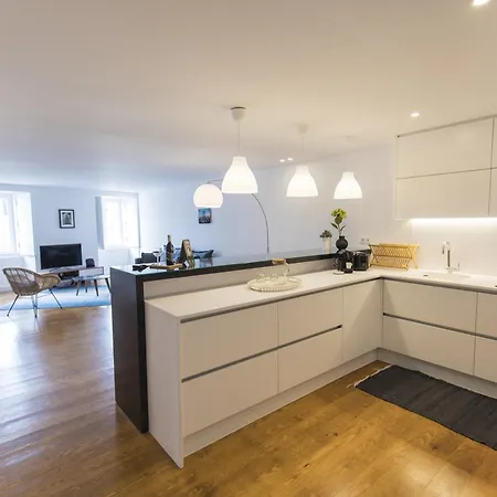 Bright Duplex With Private Terrace In Alcantara Lisboa