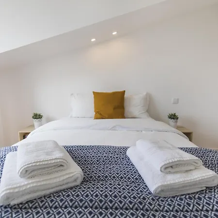 Bright Duplex With Private Terrace In Alcantara * Lisboa