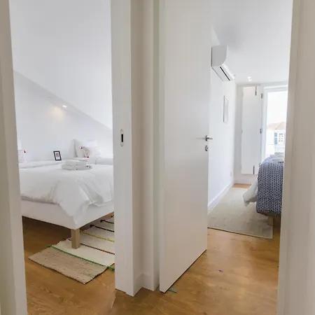 Bright Duplex With Private Terrace In Alcantara Lisboa