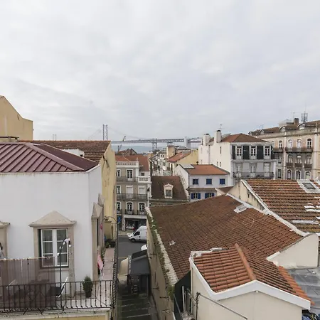 Bright Duplex With Private Terrace In Alcantara Lisbon